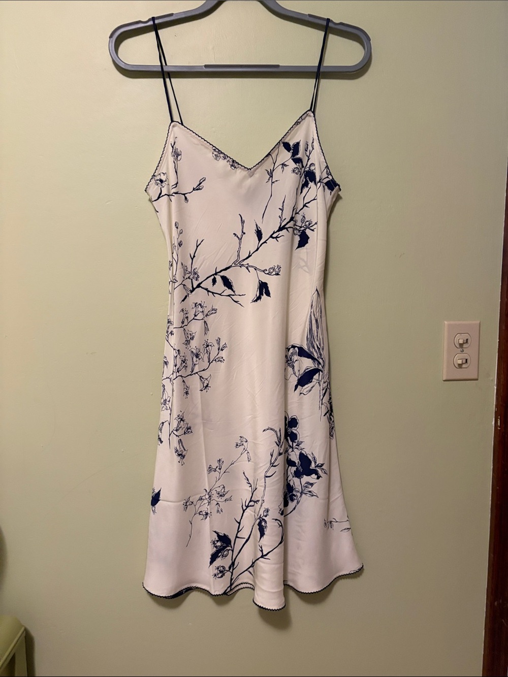 JulianneRae 100% silk chemise - never worn Size medium